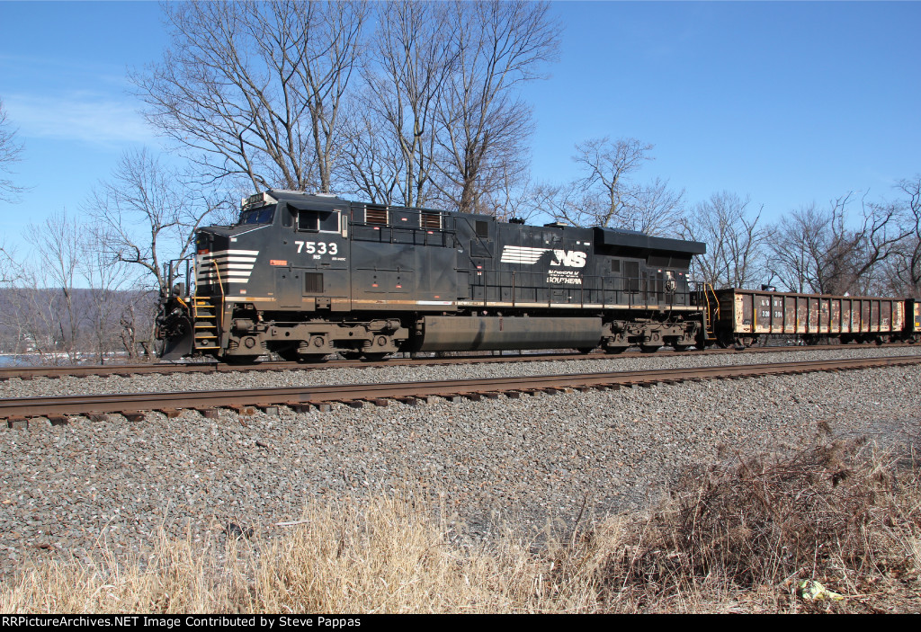 NS 7533 on the rear of an eastbound